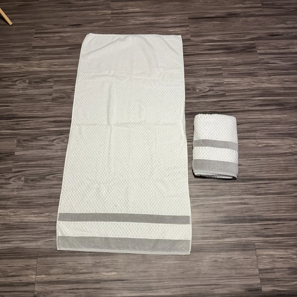 Set Of 2 Gray White Striped Bath Towels Minimalist Airbnb Preppy Soft Comfy